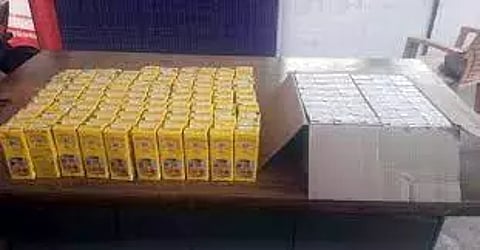 மது பாக்கெட்டுகள் பறிமுதல்