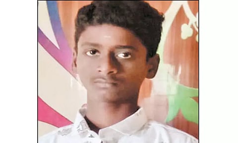 அரசு பள்ளி வகுப்பறையில் மாணவர்கள் மோதல்; 9-ம் வகுப்பு மாணவன் பலி