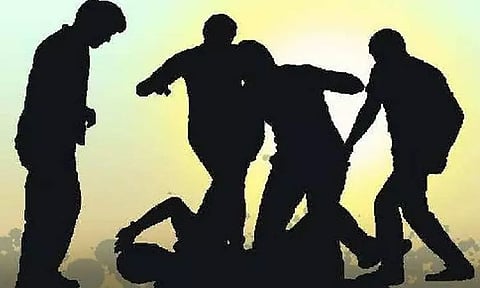 வெளிநாட்டில் இருந்து கொண்டு வந்த தங்கம், செல்போன் கொள்ளை போனதாக நாடகமாடியவரை அடித்து உதைத்து சித்ரவதை - 4 பேர் கைது