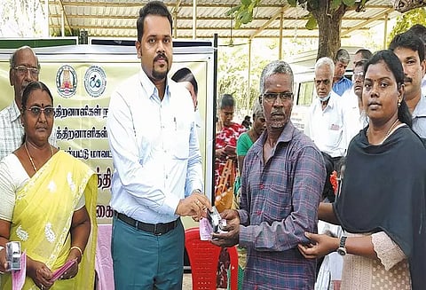 செங்கல்பட்டு மாவட்டத்தில் மாற்றுத்திறனாளிகளுக்கு இலவச பஸ் பாஸ் வழங்கும் முகாம்