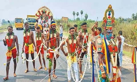 திருத்தணி திரவுபதியம்மன் கோவில் திருவிழாவில் அலகு குத்தி பக்தர்கள் நேர்த்தி கடன்