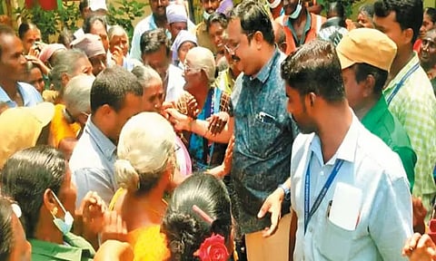 கும்மிடிப்பூண்டி அருகே ஊராட்சி மன்ற செயலாளர் பணியிட மாற்றத்தினால் கண்ணீர் விட்டு கதறிய கிராம மக்கள்