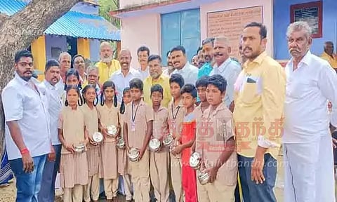 தனித்திறன் போட்டியில் வெற்றி பெற்ற மாணவர்களுக்கு பரிசு