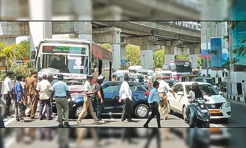 ஆலந்தூர் ஆசர்கானா பகுதியில் பஸ் சக்கரத்தில் சிக்கி தாய் பலி - மகன் கண்முன்னே பரிதாபம்