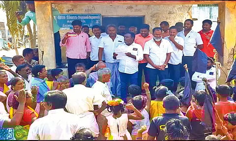 பரந்தூர் விமான நிலையம் அமைக்க எதிர்ப்பு தெரிவித்து - குழந்தைகளை பள்ளிக்கு அனுப்பாமல் கிராம நிர்வாக அலுவலகத்தை பொதுமக்கள் முற்றுகை