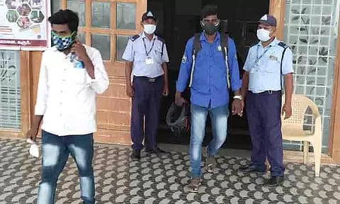 மருத்துவமனைகளுக்கு முககவசம் அணிந்து வந்த பொதுமக்கள்