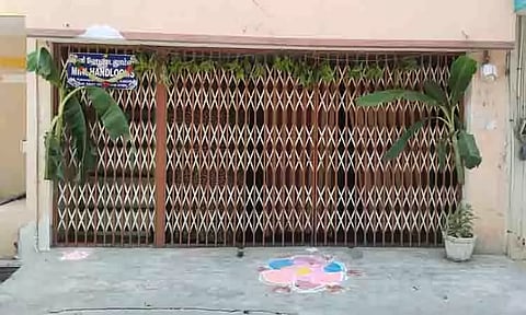 ஏப்ரல் 1-ந்தேதியை நிறுவனங்களில் வாழைமரங்கள், தோரணங்கள் கட்டி வரவேற்ற வர்த்தகர்கள்