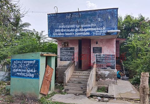 புதர்களுக்கு நடுவே செயல்படும் அங்கன்வாடி மையம்