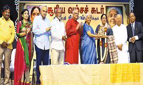 யாரையோ பற்றி வாசிக்கும்போது நம்மைப்பற்றி யோசிக்க வைப்பதால் புத்தகம் கண்ணாடி போன்றது - மத்திய மந்திரி நிர்மலா சீதாராமன்