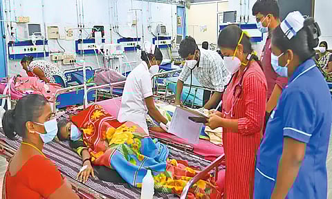 அரசு ஆஸ்பத்திரிகளில் பெரும்பாலானோர் முகக்கவசம் அணிந்தனர்