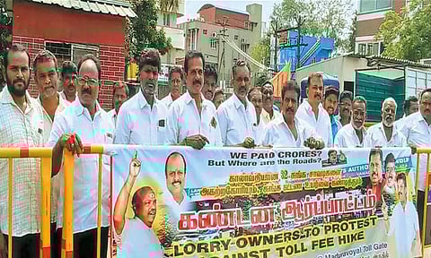 சுங்கச்சாவடி கட்டண உயர்வை கண்டித்து தமிழகத்தில் லாரி உரிமையாளர்கள் போராட்டம்