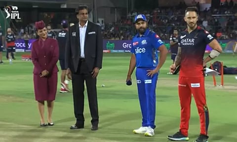 மும்பைக்கு எதிரான போட்டியில் பெங்களூரு பந்து வீச்சு தேர்வு