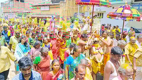 கம்பம் காமாட்சி அம்மன் கோவில் திருவிழா:முளைப்பாரி எடுத்து பெண்கள் ஊர்வலம்