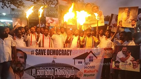 கையில் தீப்பந்தம் ஏந்தி காங்கிரஸ் கட்சியினர் ஆர்ப்பாட்டம்