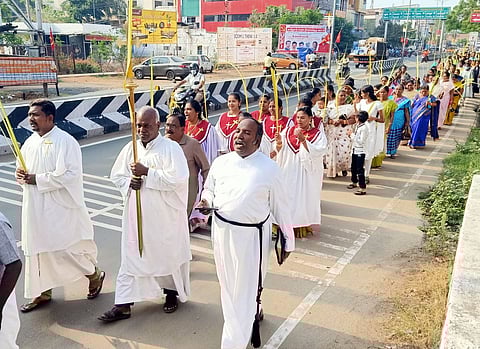 தேனி மாவட்டத்தில்குருத்தோலையுடன் பவனி சென்ற கிறிஸ்தவர்கள்