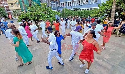 கடற்கரையில் குவிந்த சுற்றுலா பயணிகள்