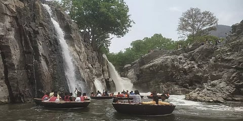 வார விடுமுறையையொட்டி ஒகேனக்கல்லில் சுற்றுலா பயணிகள் குவிந்தனர்-பரிசலில் சென்றும், அருவியில் குளித்தும் மகிழ்ச்சி