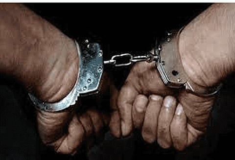 குஜராத் வியாபாரிடம் ரூ.1 கோடியே 18 லட்சம் வைரம் திருடிய 2 பேர் கைது