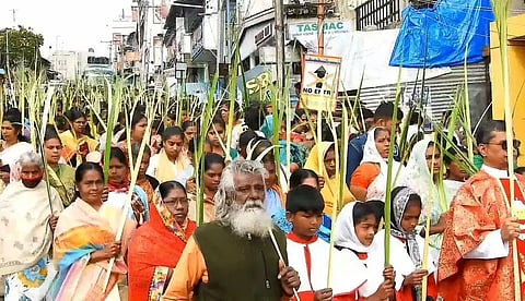 குருத்தோலை ஏந்தி கிறிஸ்தவர்கள் பவனி