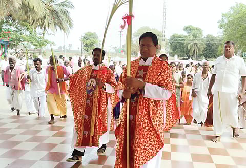 குருத்தோலை ஏந்தி கிறிஸ்தவர்கள் பவனி