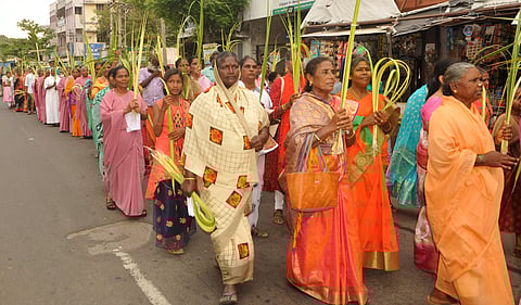 குருத்தோலை ஏந்தி கிறிஸ்தவர்கள் பவனி
