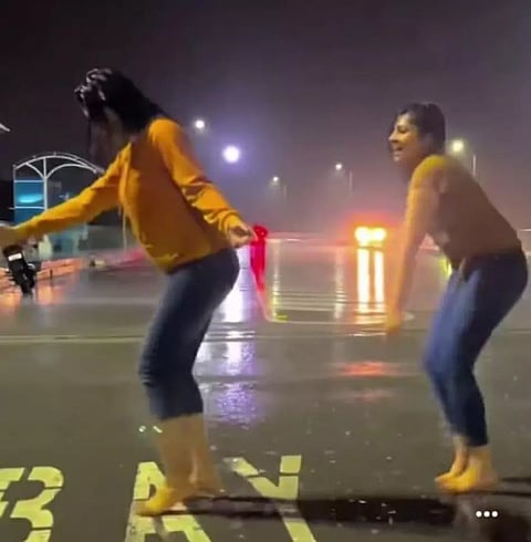 பாவதிபுரம் மேம்பாலத்தில் கொட்டும் மழையில் நடனமாடிய இளம்பெண்கள்