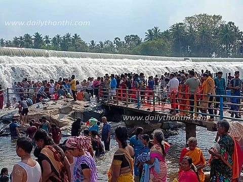 கொடிவேரி அணையில் குவிந்த சுற்றுலா பயணிகள்