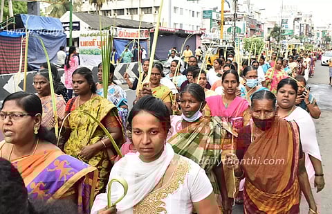 புனித வாரம் தொடங்கியது; குருத்தோலை ஏந்தி வீதிகள் வழியாகபவனி வந்த கிறிஸ்தவர்கள்