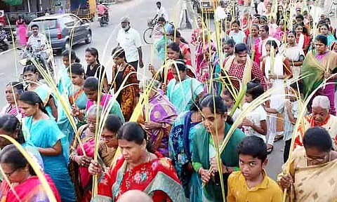 குருத்தோலை ஞாயிறை முன்னிட்டு கிறிஸ்தவர்கள் பவனி