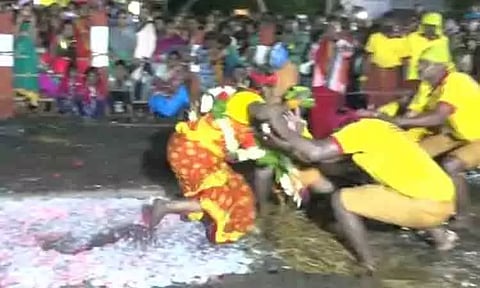 அக்னி குண்டத்தில் பெண் பக்தர் விழுவதுபோல் சென்றதால் பரபரப்பு