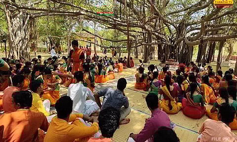 கலாஷேத்ரா விவகாரம்: பேராசிரியர்கள் டிஸ்மிஸ் செய்ததை எழுத்துப்பூர்வமாக தரவேண்டும்- மாணவிகள் திட்டவட்டம்