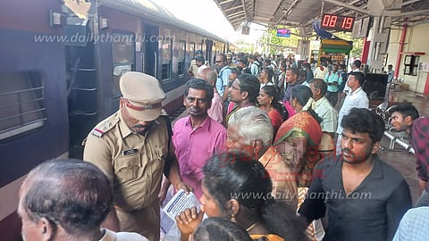 ரெயிலில் பயணம் செய்பவர்கள் கவனமாக இருக்க வேண்டும்