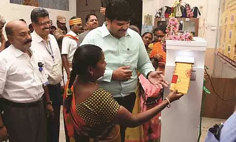 கலெக்டர் அலுவலகத்தில் தானியங்கி எந்திரம் மூலம் ரூ.10-க்கு மஞ்சப்பை