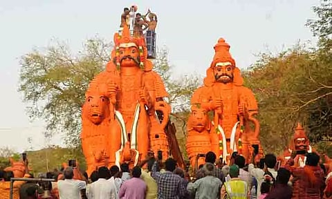 விடுபட்ட சாமி சிலைகளுக்கு புனித நீர் ஊற்றி கும்பாபிஷேகம்