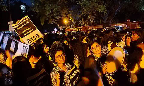 டெல்லியில் கல்லூரி விழாக்களில் மாணவிகளுக்கு பாலியல் தொந்தரவு மகளிர் ஆணையம் விசாரணை