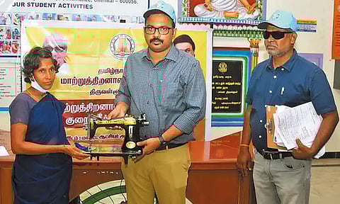 மக்கள் குறைதீர்க்கும் நாள் கூட்டத்தில் பயனாளிகளுக்கு நலத்திட்ட உதவிகளை வழங்கிய கலெக்டர்