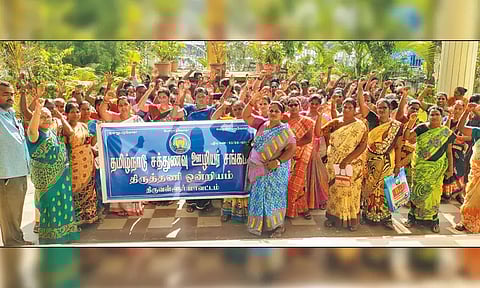 திருத்தணி வட்டார வளர்ச்சி அலுவலகம் முன்பு சத்துணவு ஊழியர் சங்கம் சார்பில் ஆர்ப்பாட்டம்