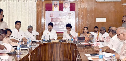 அரசின் திட்டங்களை விரைந்து முடிக்க வேண்டும்