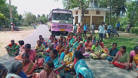 பெண்கள் மறியல்