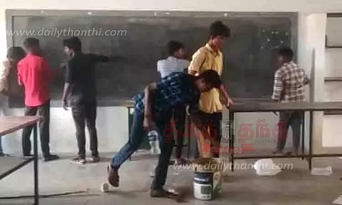 பள்ளி வகுப்பறையை சுத்தம் செய்த பிளஸ்-2 மாணவர்கள்