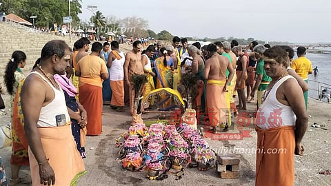 கொடுமுடி, ஊஞ்சலூர் காவிரி ஆற்றில் குவிந்த பழனி காவடி பக்தர்கள்
