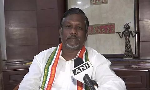 சத்தீஷ்கார்: வங்கி ஊழியரை நடுத்தெருவில் தாக்கிய எம்.எல்.ஏ.; வைரலான வீடியோ