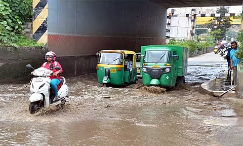 மின்னல் தாக்கி விவசாயி பலி; மனைவிக்கு ஆஸ்பத்திரியில் தீவிர சிகிச்சை