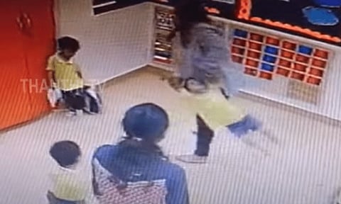 குழந்தையை தூக்கி வீசிய ஆசிரியர் - மழலையர் பள்ளியில் அதிர்ச்சி சம்பவம்... அதிர்ச்சியூட்டும் சிசிடிவி காட்சி