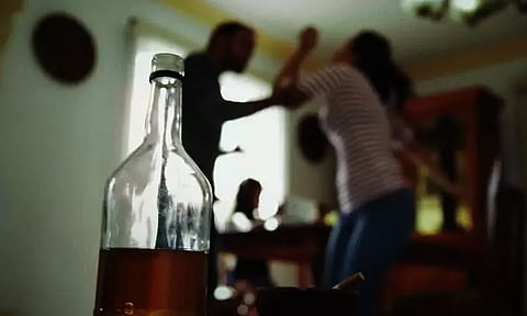 குடி பழக்கத்தை விடும்படி கூறியதால் 12-வது ஆக வந்த மனைவியை போதையில் அடித்துக்கொன்ற கணவர்..!