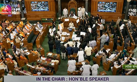 பட்ஜெட் கூட்டத்தொடரில் எதிர்க்கட்சிகள் அமளி; மக்களவை காலவரையின்றி ஒத்திவைப்பு