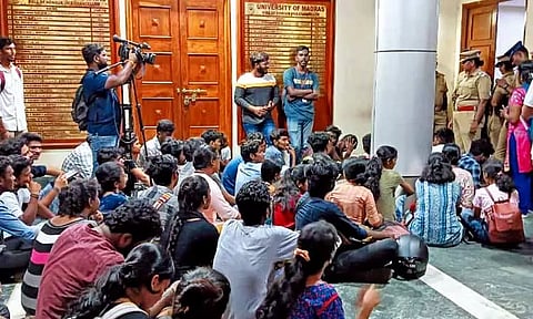 அடிப்படை வசதிகளை செய்து தரக்கோரி சென்னை பல்கலைக்கழக மாணவ-மாணவிகள் உள்ளிருப்பு போராட்டம்