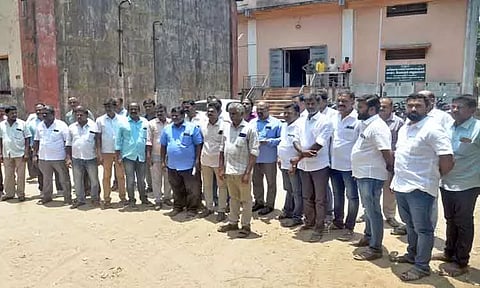 டாஸ்மாக் ஊழியர்களுக்கு பாதுகாப்பு அளிக்க வேண்டும்-மேலாளிடம், தொழிற்சங்கத்தினர் மனு