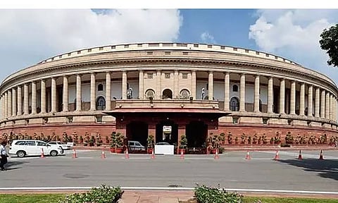 பாராளுமன்றம் அருகே பிரதமருக்கு எதிராக கோஷங்களை எழுப்பி தீக்குளிக்க முயன்ற நபரால் பரபரப்பு