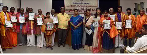 15 கலைஞர்களுக்கு விருது வழங்கி கலெக்டர் பாராட்டு